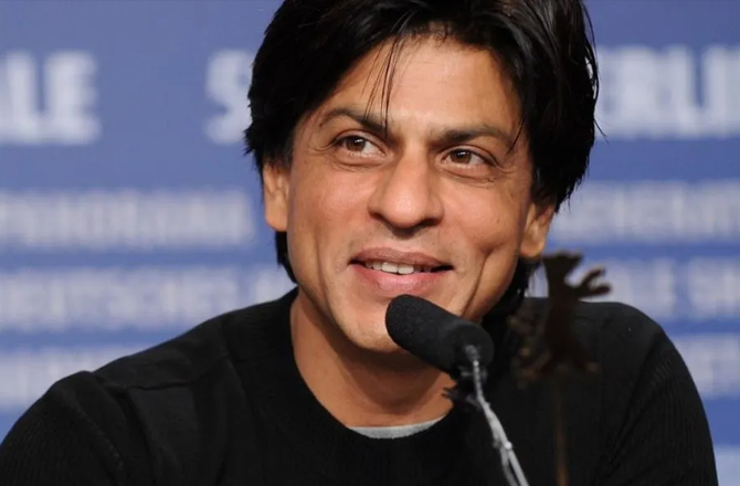 <p>شاہ رخ خان : اس فہرست میں صرف ماضی کے &nbsp;اداکار ہی نہیں بلکہ کنگ خان، شاہ رخ خان بھی شامل ہیں۔ ۲۰۱۷ء &nbsp;میں، بالی ووڈ کے بادشاہ کے بارے میں افواہیں منظر عام پر آئیں، یہ دعویٰ کیا گیا کہ وہ گلف اسٹریم جی ۵۵۰؍ حادثے میں اپنی جان سے ہاتھ دھو بیٹھے ہیں۔ یہ بھی بتایا گیا کہ ان کے سیٹ کی چھت گر گئی ہے &nbsp;تاہم بعد میں شاہ رخ نے اپنے آفیشل سوشل میڈیا اکاؤنٹ پر ایک پوسٹ شیئر کرتے ہوئے مزاحیہ انداز میں ان خبروں کی تردید کی۔</p>